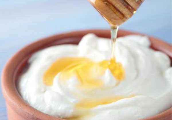 Mặt nạ mật ong và trứng gà là một trong những công thức làm đẹp được nhiều người ưa chuộng vì nó có công dụng cung cấp cho da những loại vitamin và nhiều dưỡng chất thiết yếu.