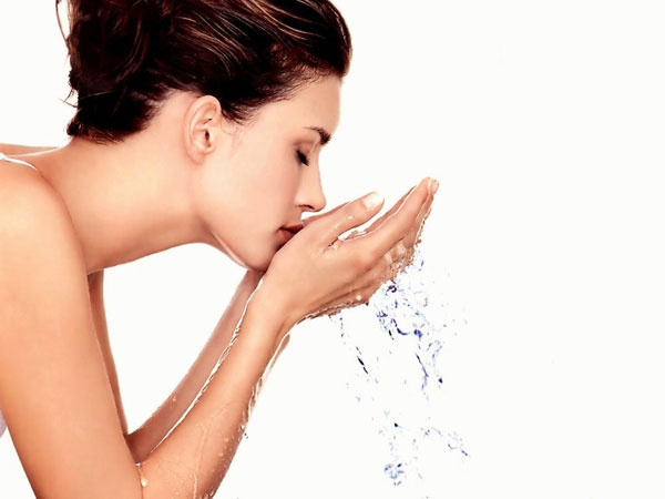 Khi rửa mặt với nước bạn hãy bắt đầu từ vùng da không có mụn đến vùng da nhiều mụn.