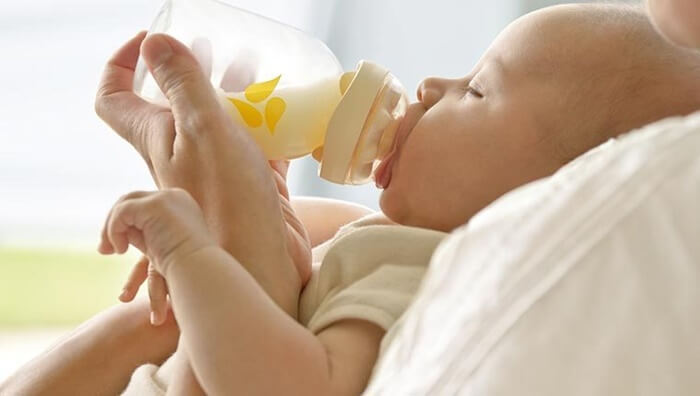 Cho trẻ sơ sinh uống sữa đúng cách