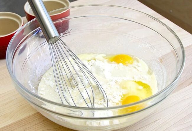 Đánh đều hỗn hợp bột với lòng đỏ trứng